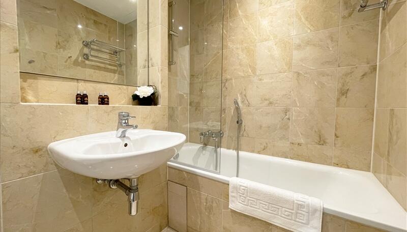 2 bed property in Westferry Circus, London